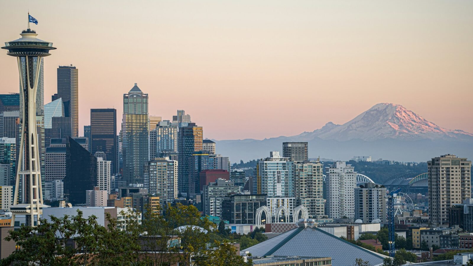 Seattle skyline with Mount Rainier in the background