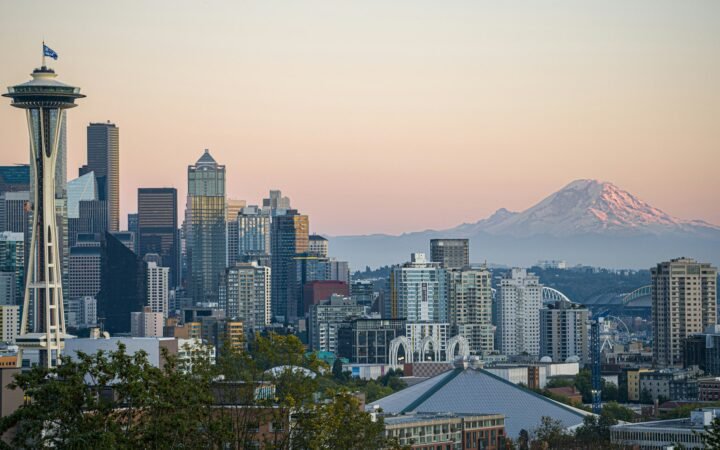 Seattle skyline with Mount Rainier in the background